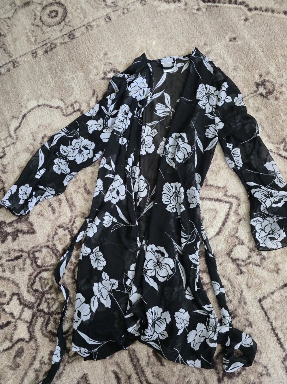 Secret Treasures Black and White Floral Long Sleeve Robe